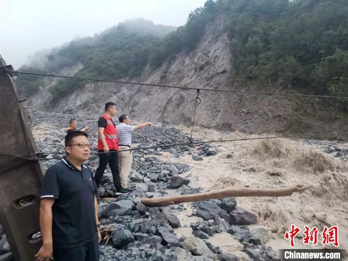 工作人員正在查勘泥石流災情。　劉偉建 攝