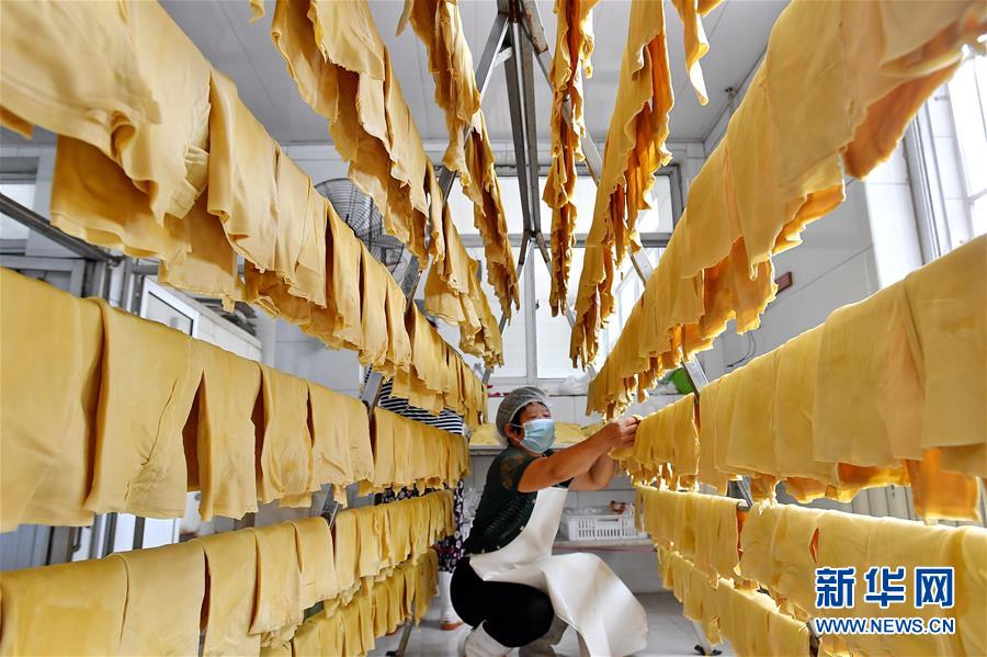 (新華全媒頭條·走向我們的小康生活·圖文互動)(10)長城腳下,小康村串成“珍珠鏈”