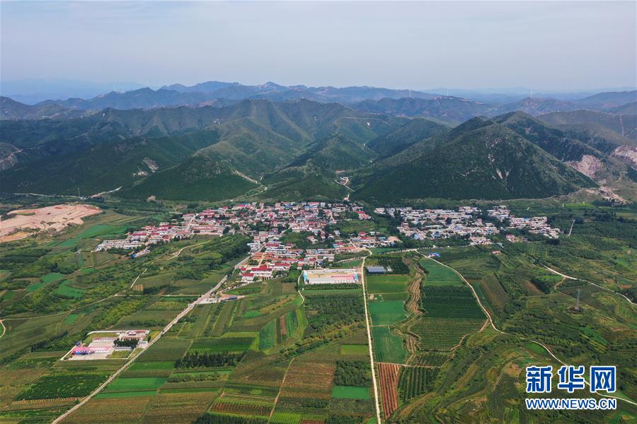 (新華全媒頭條·走向我們的小康生活·圖文互動)(13)長城腳下,小康村串成“珍珠鏈”