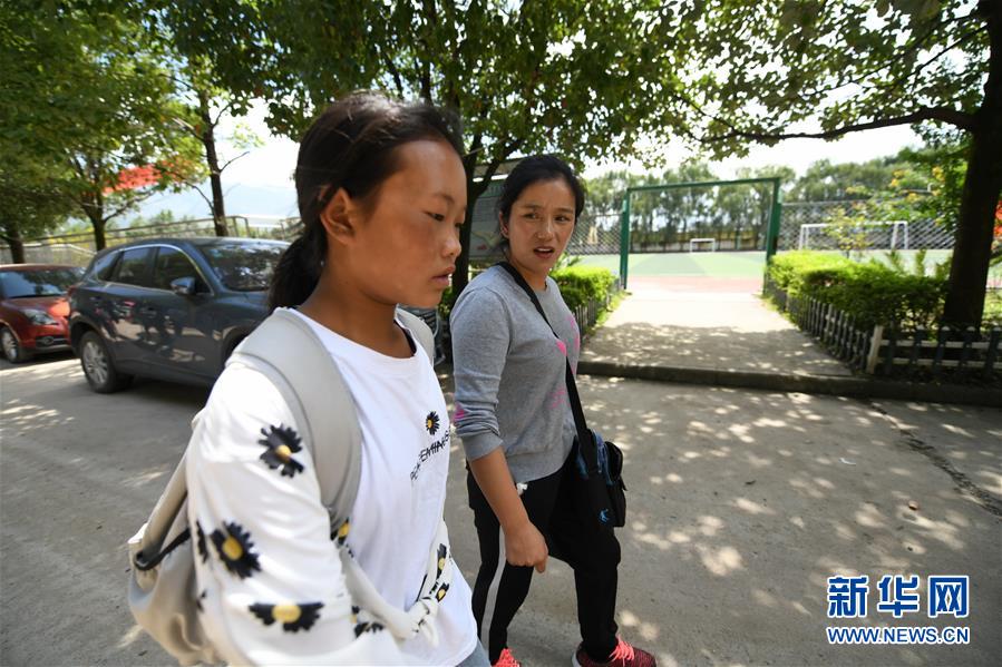 （熱點鮮報·圖文互動）（1）為了大涼山的下一代，她奔赴在助學路上