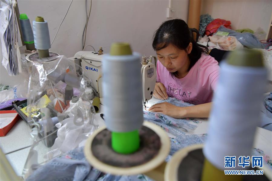 (走向我們的小康生活·圖文互動(dòng))(2)“一件衣裳”,藏著脫貧致富新天地