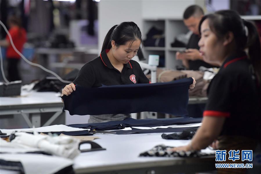 (走向我們的小康生活·圖文互動(dòng))(3)“一件衣裳”,藏著脫貧致富新天地