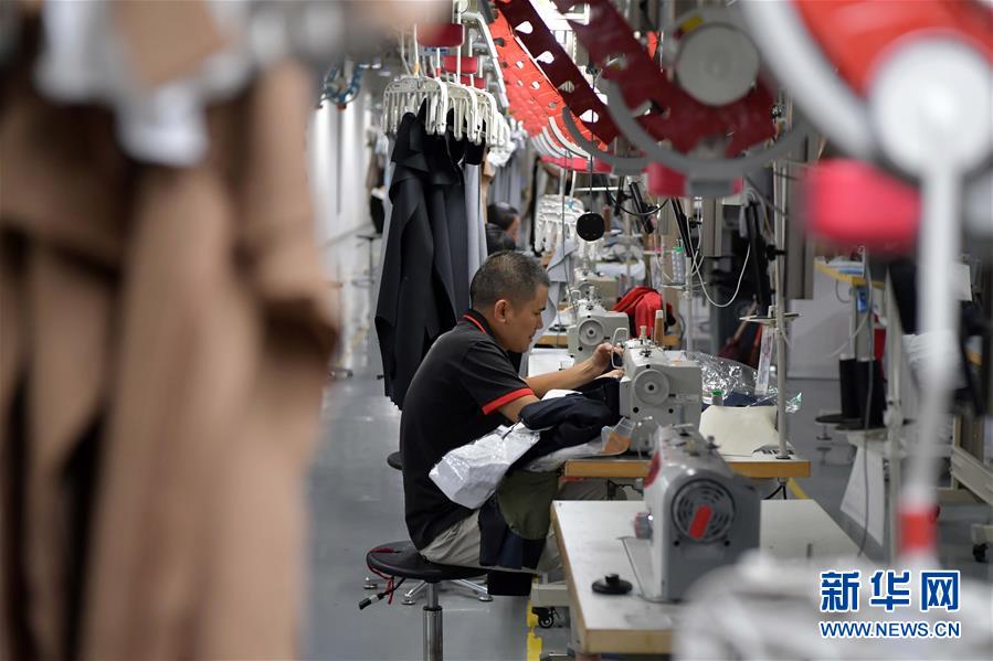 (走向我們的小康生活·圖文互動(dòng))(4)“一件衣裳”,藏著脫貧致富新天地