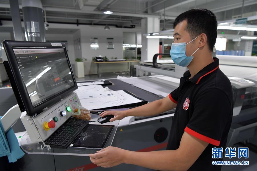 (走向我們的小康生活·圖文互動(dòng))(6)“一件衣裳”,藏著脫貧致富新天地