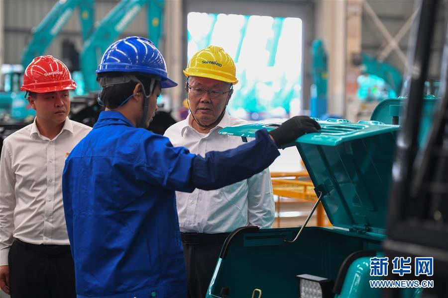 (落實(shí)“六穩(wěn)”“六保”企業(yè)見聞·圖文互動)(7)“智慧工廠”引領(lǐng)“生產(chǎn)節(jié)拍”——走進(jìn)山河智能一探究竟