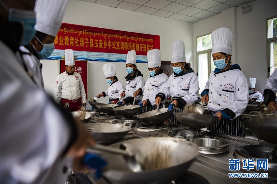 （新華全媒頭條·走向我們的小康生活·圖文互動(dòng)）（2）扎西德勒，我們的新家園——西藏易地扶貧搬遷搬出幸福美好新生活