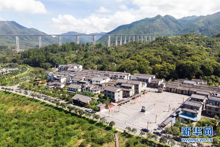 (習(xí)近平的小康故事·新華網(wǎng)·圖文互動)(3)“真正解決好基層群眾看病難、看病貴問題”——習(xí)近平和群眾健康的故事