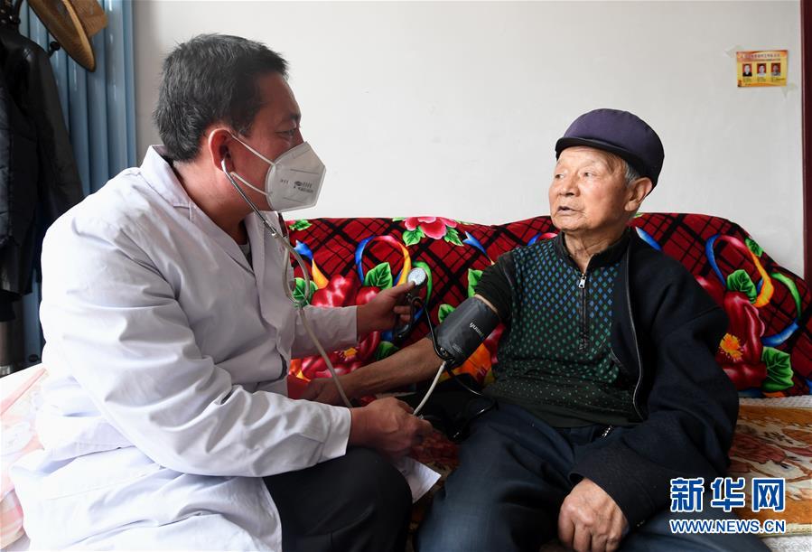 (習(xí)近平的小康故事·新華網(wǎng)·圖文互動)(2)“真正解決好基層群眾看病難、看病貴問題”——習(xí)近平和群眾健康的故事