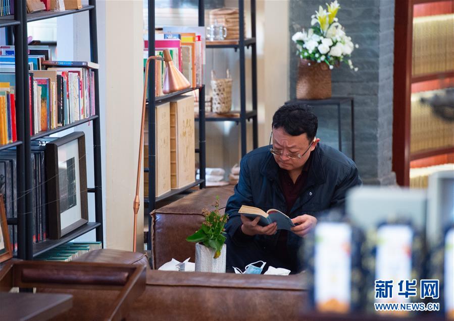 (新華全媒頭條·圖文互動)(2)我們都是讀者——促進全民閱讀 構(gòu)建書香社會