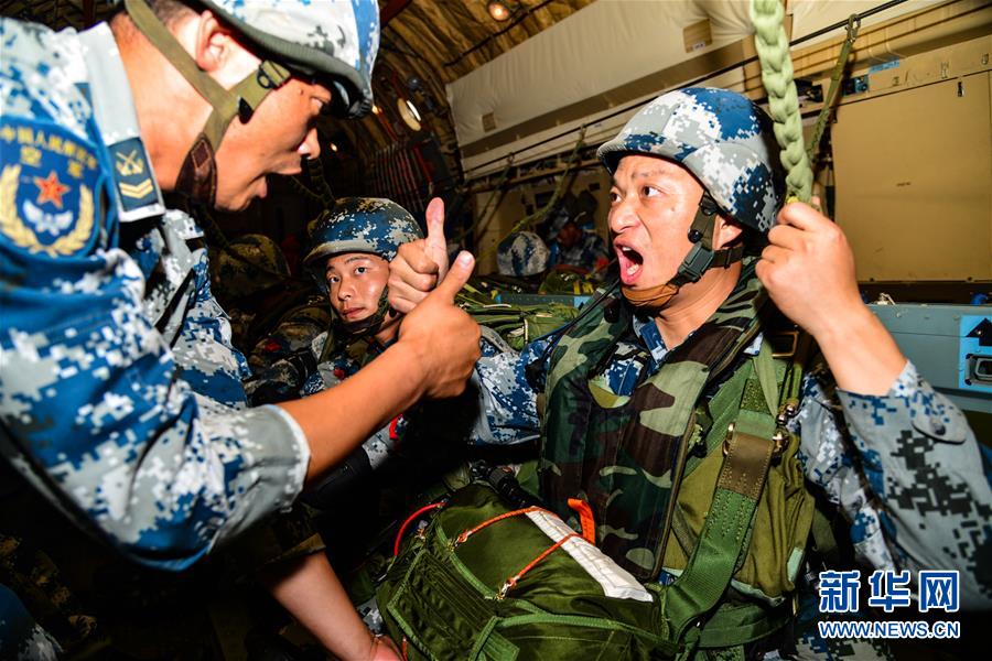 (在習近平強軍思想指引下·我們在戰位報告·圖文互動)(3)朵朵傘花綻放,勝戰精兵天降——空降兵部隊某旅教導員余海龍帶領官兵傳承黃繼光精神記事