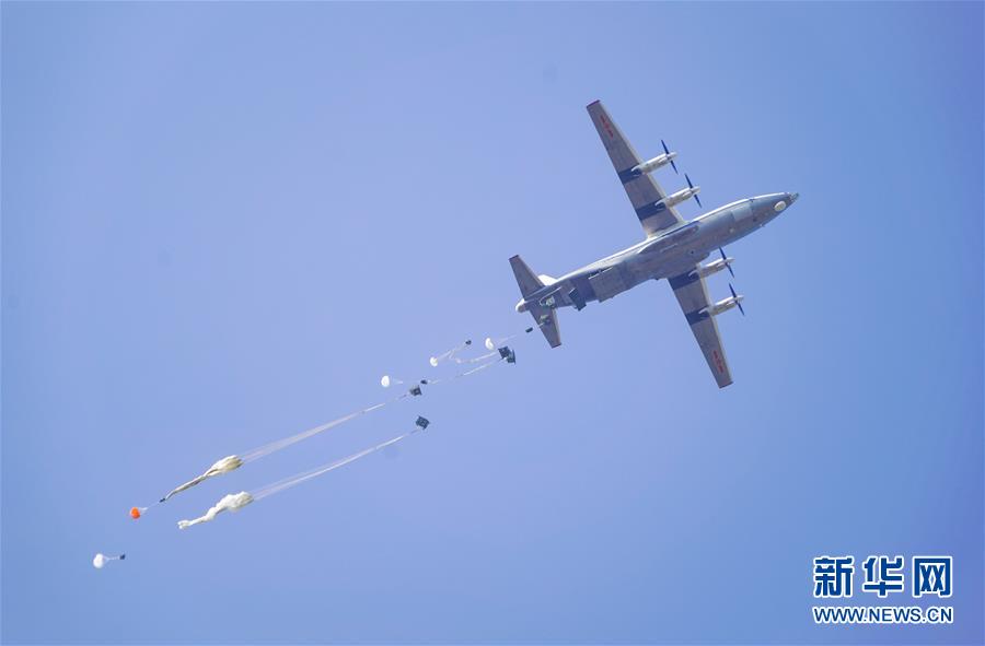 (在習近平強軍思想指引下·我們在戰位報告·圖文互動)(4)朵朵傘花綻放,勝戰精兵天降——空降兵部隊某旅教導員余海龍帶領官兵傳承黃繼光精神記事