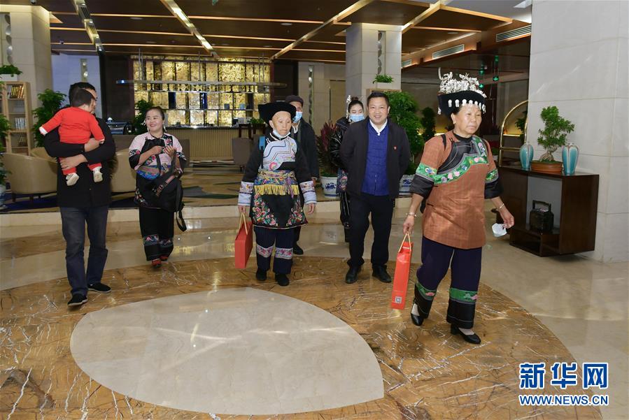 (圖文互動)(4)夢圓之后追新夢——十八洞村村民觀看升國旗儀式特寫