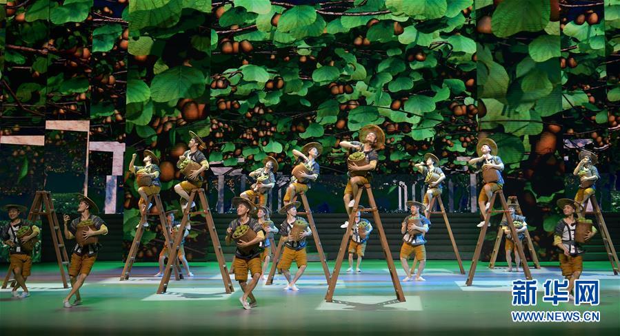 (圖文互動)(4)歌舞劇《大地頌歌》首次進京演出 講述十八洞村精準扶貧故事