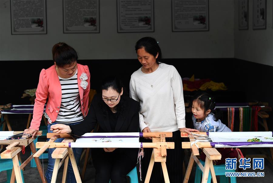 (兩會(huì)人物·圖文互動(dòng))(1)帶娃、賺錢兩不誤——一位農(nóng)民工代表眼中的脫貧新工作