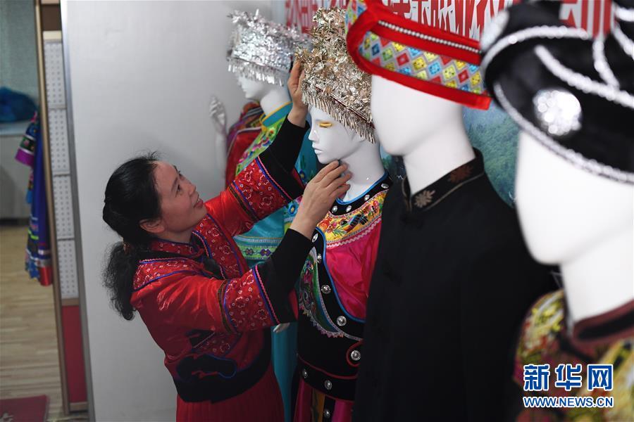 (兩會(huì)人物·圖文互動(dòng))(5)帶娃、賺錢兩不誤——一位農(nóng)民工代表眼中的脫貧新工作