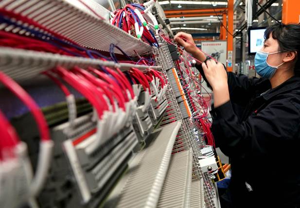 4月21日，在位于河南省許昌市的許繼電氣股份有限公司內(nèi)，工作人員在生產(chǎn)線上作業(yè)。新華社記者李安攝