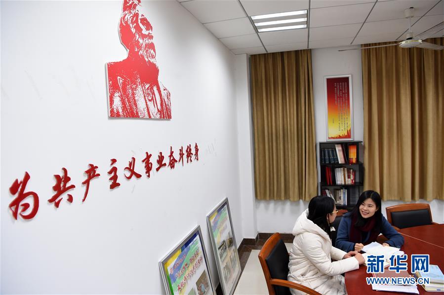 (新華全媒頭條·圖文互動(dòng))(3)凝心鑄師魂 立德育新人——以習(xí)近平同志為核心的黨中央關(guān)心教師隊(duì)伍建設(shè)紀(jì)實(shí)