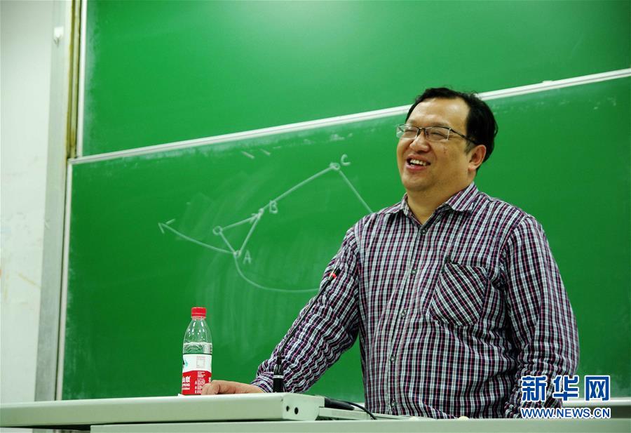 (新華全媒頭條·圖文互動(dòng))(6)凝心鑄師魂 立德育新人——以習(xí)近平同志為核心的黨中央關(guān)心教師隊(duì)伍建設(shè)紀(jì)實(shí)