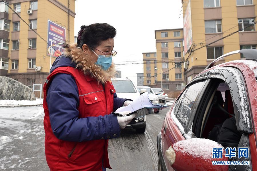 (習(xí)近平致敬的戰(zhàn)“疫”英雄·社區(qū)工作者篇·圖文互動(dòng))(1)他們,堅(jiān)守一線戰(zhàn)風(fēng)雨