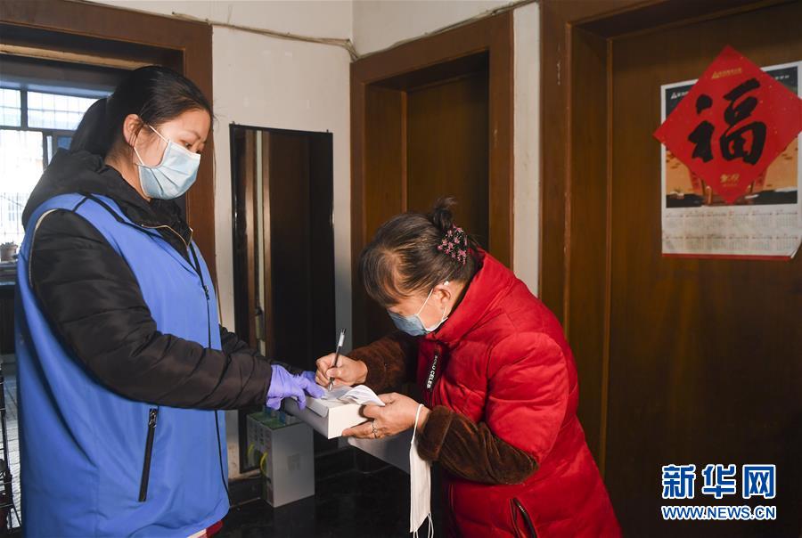 (習(xí)近平致敬的戰(zhàn)“疫”英雄·社區(qū)工作者篇·圖文互動(dòng))(2)他們,堅(jiān)守一線戰(zhàn)風(fēng)雨