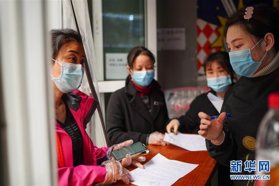 (習(xí)近平致敬的戰(zhàn)“疫”英雄·社區(qū)工作者篇·圖文互動(dòng))(7)他們,堅(jiān)守一線戰(zhàn)風(fēng)雨