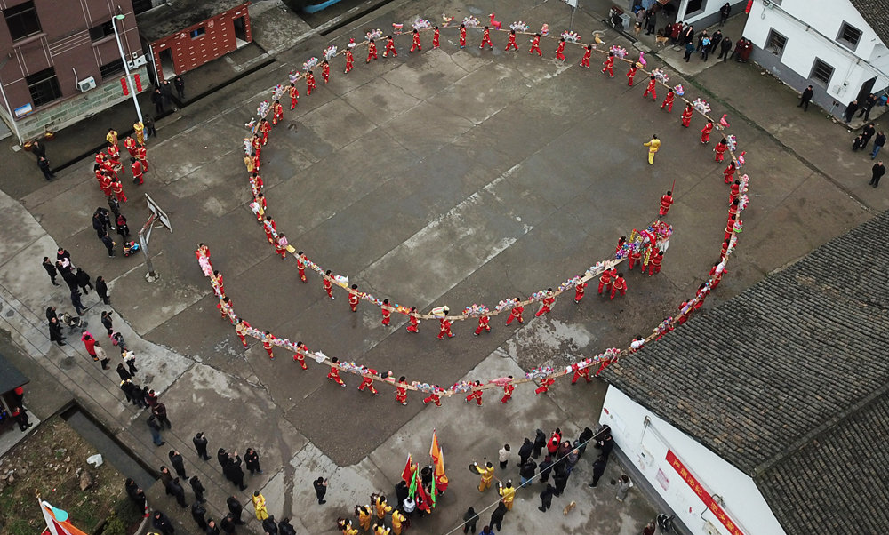 浙江桐廬:女子板龍隊起舞鬧新春