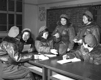 第一批女飛行員：毛澤東稱贊，細妹子不簡單，飛得好高啊