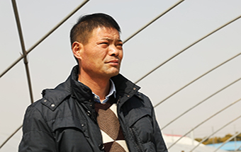 讓農(nóng)戶在我們的基地學會瓜果種植新技術