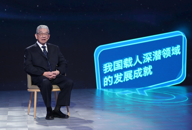 抱著要建造先進的海軍裝備保家衛國的心愿，考入了交通大學造船系