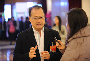 全國政協委員蔡冠深接受記者采訪