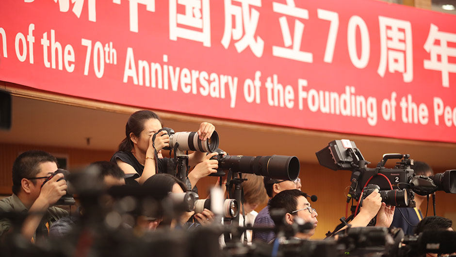 采訪新聞發布會的媒體記者