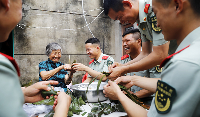 端午節(jié)，家里來了親人子弟兵