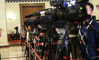 現(xiàn)場媒體記者準(zhǔn)備采訪