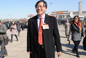 全國(guó)政協(xié)委員楊元慶步入會(huì)場(chǎng)