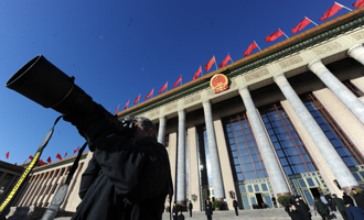 廣場(chǎng)上正在采訪(fǎng)拍攝的媒體記者