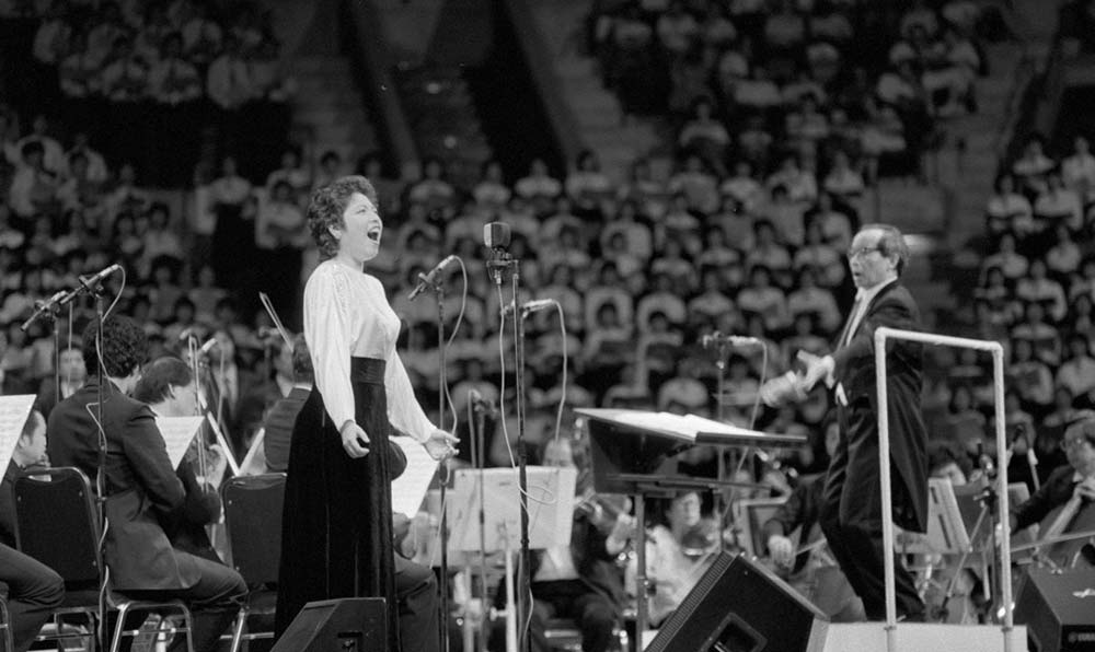 女高音歌唱家汪燕燕在香港“黃河音樂節”上演唱《黃河怨》。