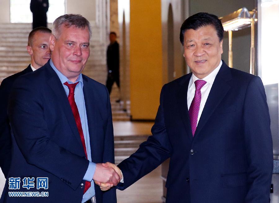 6月13日，中共中央政治局常委、中央書記處書記劉云山在赫爾辛基會(huì)見芬蘭社民黨主席、財(cái)政部長(zhǎng)林內(nèi)。 新華社記者姚大偉攝