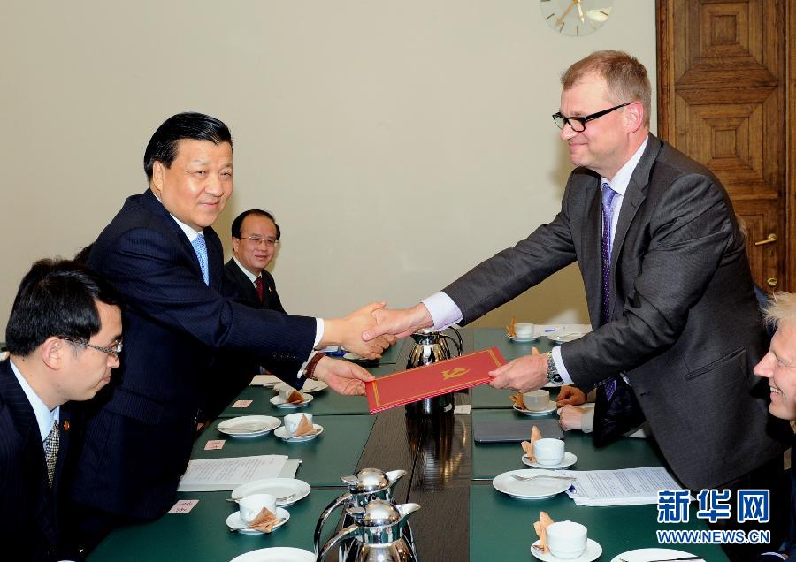 6月12日，中共中央政治局常委、中央書記處書記劉云山在赫爾辛基會(huì)見芬蘭中間黨主席西皮萊。 新華社記者饒愛民攝