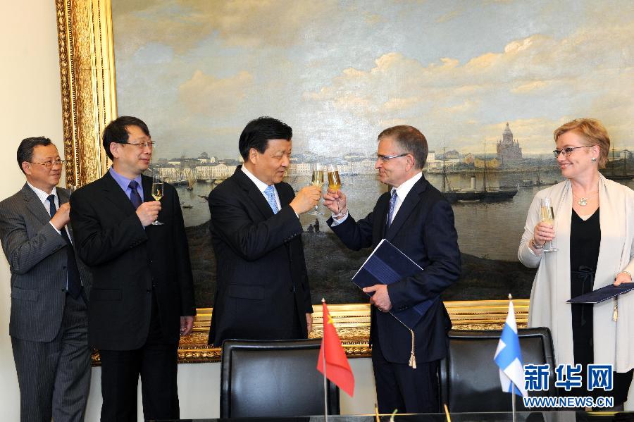 6月13日，中共中央政治局常委、中央書記處書記劉云山在赫爾辛基與赫爾辛基市長(zhǎng)帕尤寧共同出席中芬有關(guān)文化藝術(shù)合作及交流活動(dòng)的諒解備忘錄簽字儀式。新華社記者饒愛民攝 