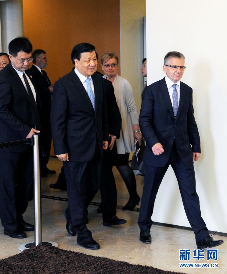 6月13日，中共中央政治局常委、中央書記處書記劉云山在赫爾辛基與赫爾辛基市長(zhǎng)帕尤寧共同出席中芬有關(guān)文化藝術(shù)合作及交流活動(dòng)的諒解備忘錄簽字儀式。新華社記者饒愛民攝