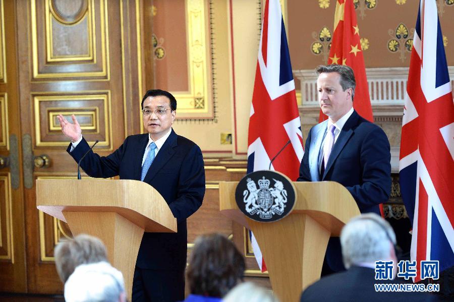 6月17日,中國(guó)國(guó)務(wù)院總理李克強(qiáng)同英國(guó)首相卡梅倫在倫敦舉行中英總理年度會(huì)晤后共同會(huì)見記者。新華社記者 李濤 攝 6月17日,中國(guó)國(guó)務(wù)院總理李克強(qiáng)同英國(guó)首相卡梅倫在倫敦舉行中英總理年度會(huì)晤后共同會(huì)見記者。新華社記者 李濤 攝