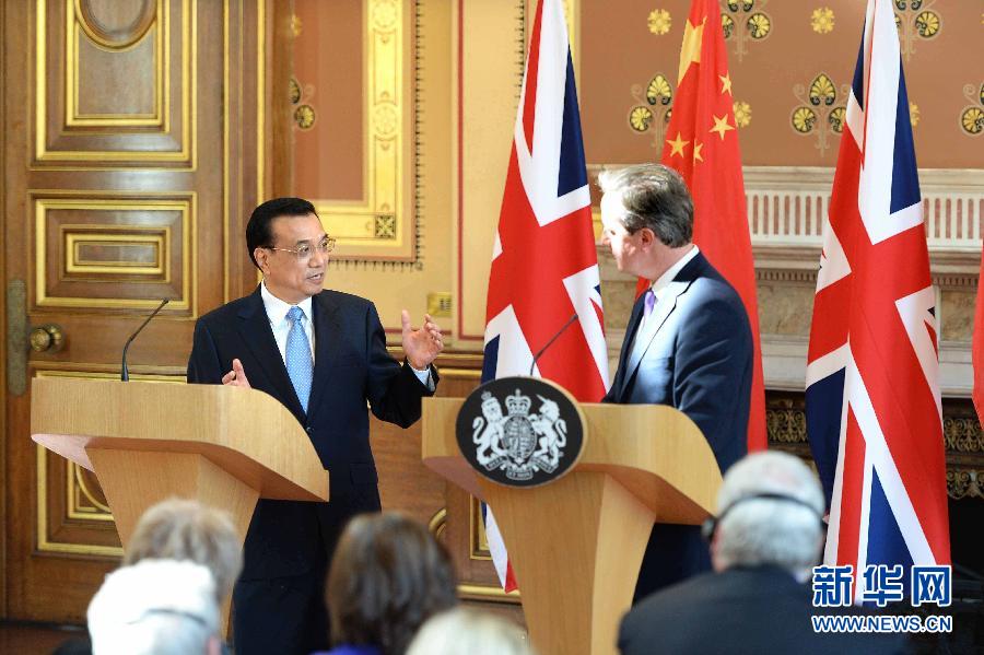 6月17日,中國(guó)國(guó)務(wù)院總理李克強(qiáng)同英國(guó)首相卡梅倫在倫敦舉行中英總理年度會(huì)晤后共同會(huì)見記者。新華社記者 李濤 攝 6月17日,中國(guó)國(guó)務(wù)院總理李克強(qiáng)同英國(guó)首相卡梅倫在倫敦舉行中英總理年度會(huì)晤后共同會(huì)見記者。新華社記者 李濤 攝