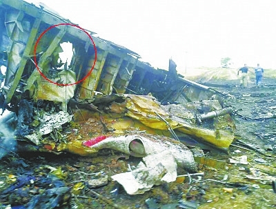 從這張殘骸照片來看，機身上有比臉盆略大的孔洞，破壞方向從機體外部沖向內部，懷疑是導彈的戰斗部碎片擊中的一塊區域。