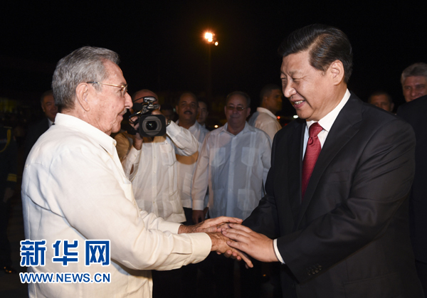 當(dāng)?shù)貢r間7月23日,國家主席習(xí)近平結(jié)束對古巴的訪問,離開圣地亞哥,啟程回國。這是古巴國務(wù)委員會主席兼部長會議主席勞爾·卡斯特羅到機場為習(xí)近平送行。新華社記者 李學(xué)仁 攝 當(dāng)?shù)貢r間7月23日,國家主席習(xí)近平結(jié)束對古巴的訪問,離開圣地亞哥,啟程回國。這是古巴國務(wù)委員會主席兼部長會議主席勞爾·卡斯特羅到機場為習(xí)近平送行。新華社記者 李學(xué)仁 攝