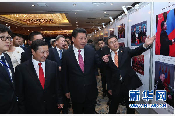 8月22日,國家主席習近平在烏蘭巴托與蒙古國總理阿勒坦呼亞格共同出席中蒙經貿合作回顧展開幕式。 新華社記者 龐興雷 攝 8月22日,國家主席習近平在烏蘭巴托與蒙古國總理阿勒坦呼亞格共同出席中蒙經貿合作回顧展開幕式。 新華社記者 龐興雷 攝