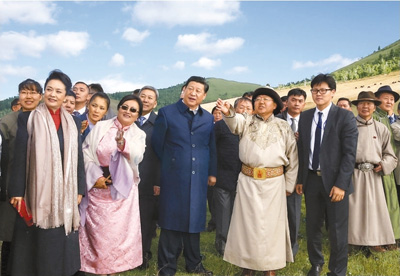 　　八月二十二日，國(guó)家主席習(xí)近平在蒙古國(guó)總統(tǒng)額勒貝格道爾吉陪同下前往烏蘭巴托市郊觀看那達(dá)慕。這是習(xí)近平和夫人彭麗媛同額勒貝格道爾吉夫婦觀看表演。新華社記者　鞠鵬攝