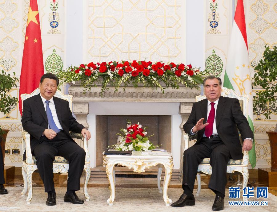 9月13日，國家主席習(xí)近平在杜尚別同塔吉克斯坦總統(tǒng)拉赫蒙舉行會(huì)談。 新華社記者黃敬文攝 