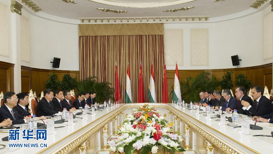 9月13日，國家主席習(xí)近平在杜尚別同塔吉克斯坦總統(tǒng)拉赫蒙舉行會(huì)談。 新華社記者謝環(huán)馳攝 