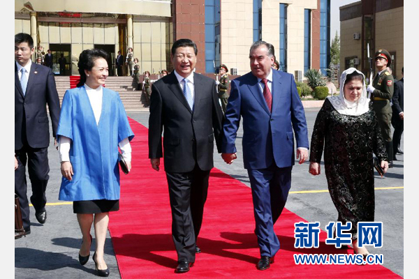 9月14日，國家主席習近平結束對塔吉克斯坦的國事訪問，乘坐專機離開杜尚別。拉赫蒙總統夫婦專程到機場為習近平和夫人彭麗媛送行。新華社記者 鞠鵬 攝 