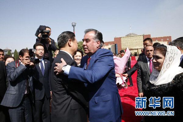 9月14日，國家主席習近平結束對塔吉克斯坦的國事訪問，乘坐專機離開杜尚別。拉赫蒙總統夫婦專程到機場為習近平和夫人彭麗媛送行。新華社記者 鞠鵬 攝 